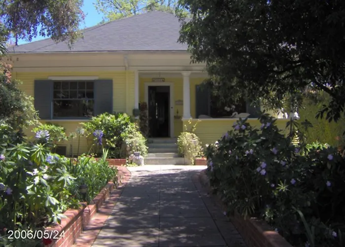 Secret Garden Inn & Cottages